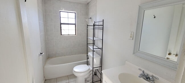 Building Photo - HOME LOCATED NEAR COLLEGE