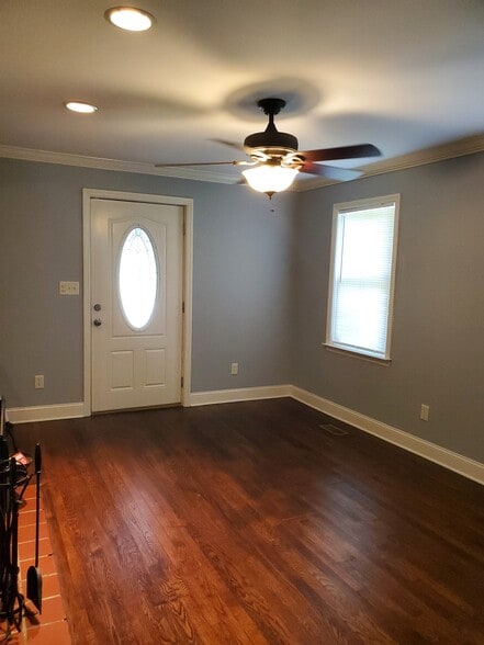 Living room - 806 Lupton Dr