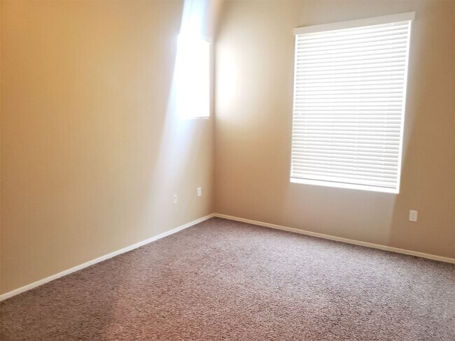 Building Photo - 3 bed 2 bath Condo