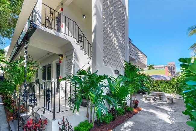 Building Photo - 428 Collins Ave