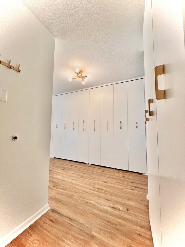 Building Photo - Newly Renovated 2bd/2ba Dwtn Condo!