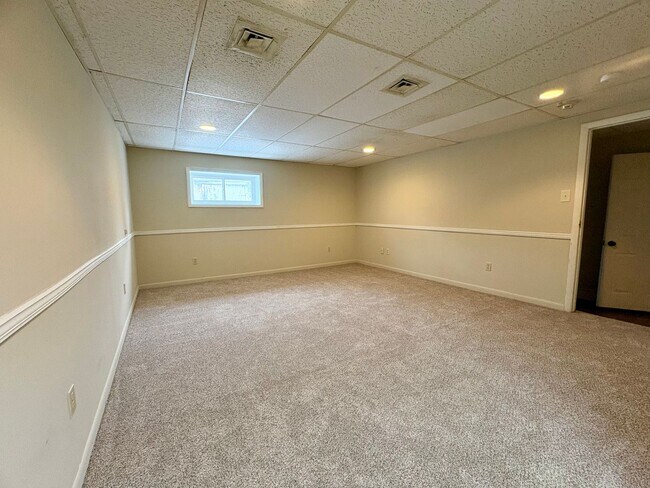 Building Photo - 1325 W Poplar St