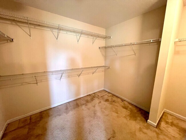 Building Photo - 3006 Farm View Dr