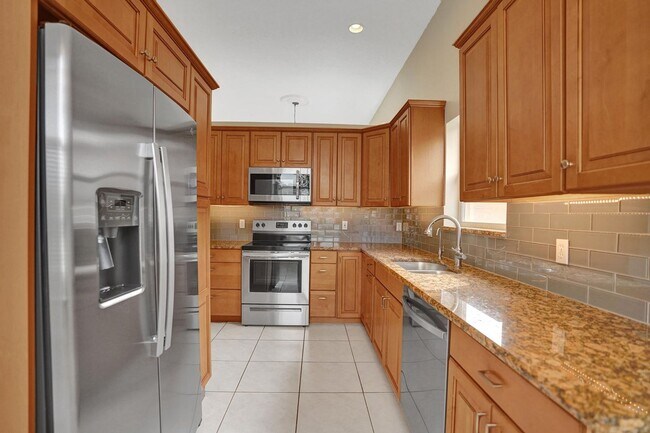 Building Photo - 16658 La Mesa Dr