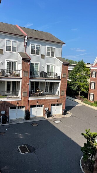 Building Photo - 203 Governors Ct
