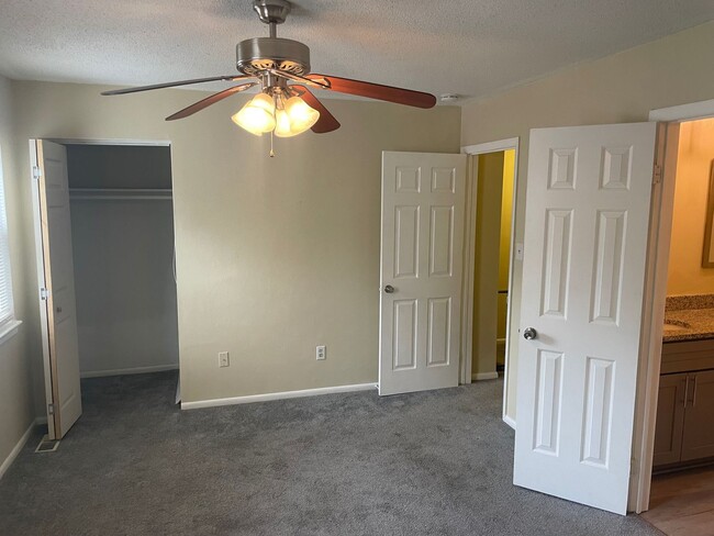 Building Photo - The Perfect 3 Bed, 1.5 Bath Cozy Townhouse