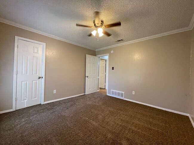 Building Photo - AVAILABLE NOW 3 BEDROOM 2 BATH HOME IN BUR...