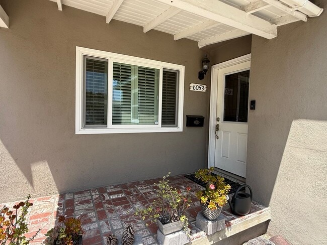 Building Photo - Lovely 3 Bedroom House w/ Finished Garage