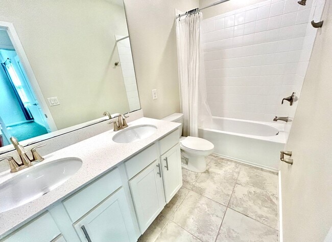 Building Photo - Upscale 3Beds/2.5Baths Townhouse living in...