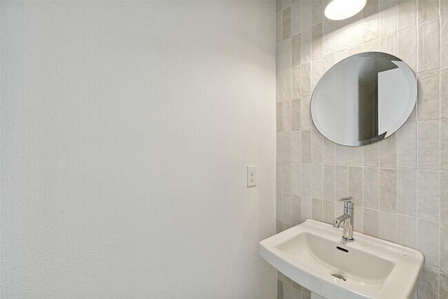 Building Photo - 6144 Oram St