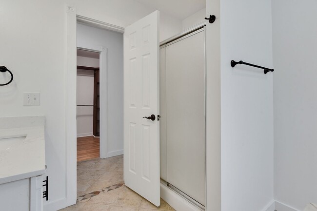 Building Photo - Gorgeous 4 bedroom, 3 1/2 bathroom home wi...