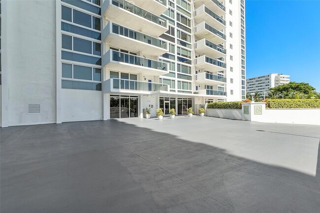 Building Photo - 2715 N Ocean Blvd