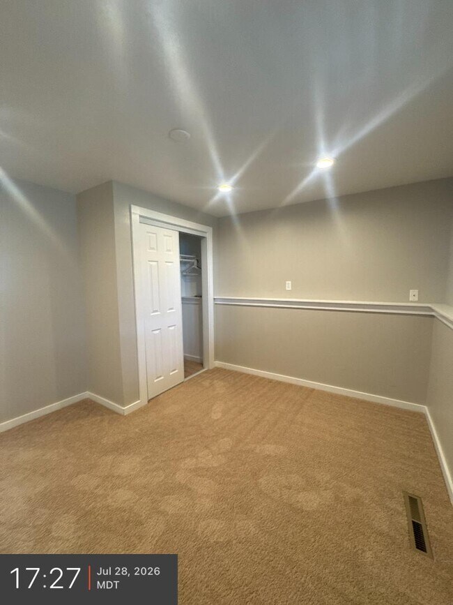 Building Photo - 555 E 170 S
