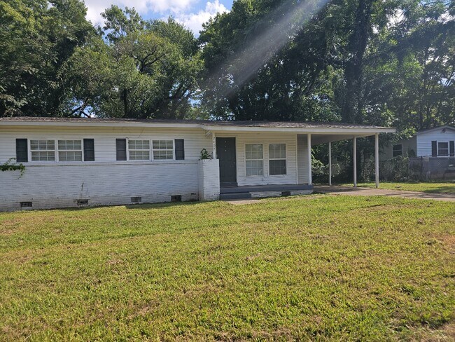 Building Photo - 2407 Medaris Rd NW