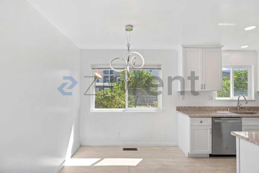 Building Photo - 1729 Elm St