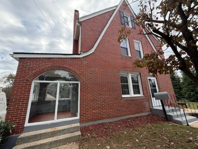 Building Photo - Spacious NE Roanoke City Home!