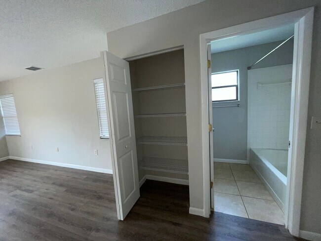 Building Photo - Beautiful 2 Bedroom 2 Bathroom Unit in Wil...