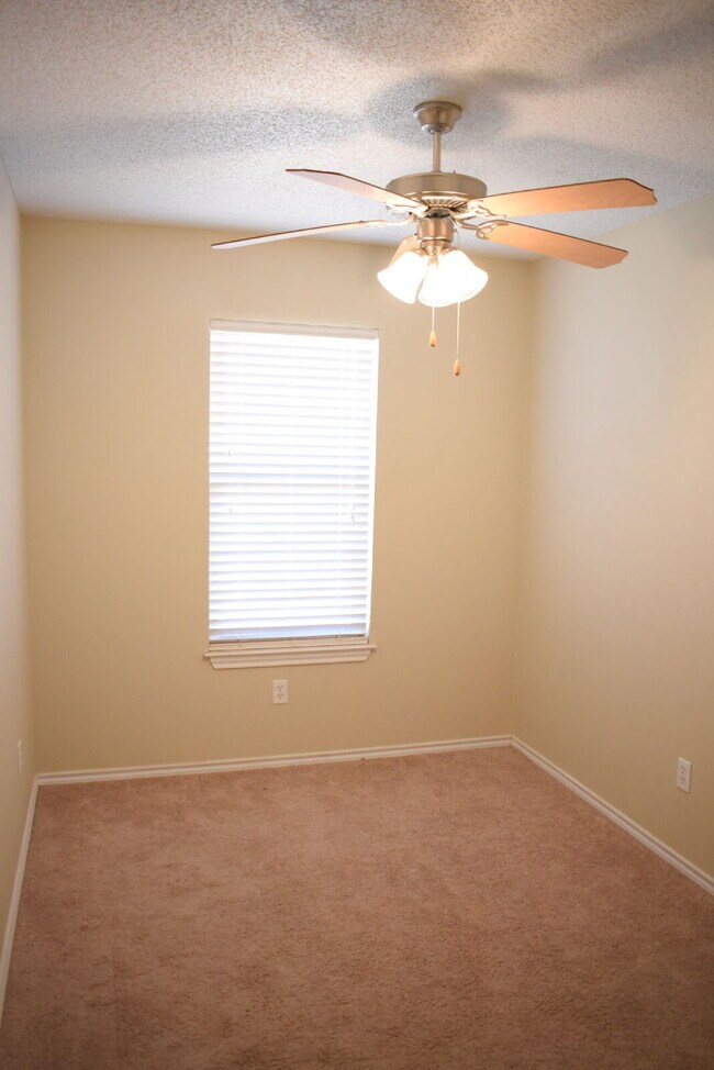 Building Photo - Beautiful duplex in Cooper School District!