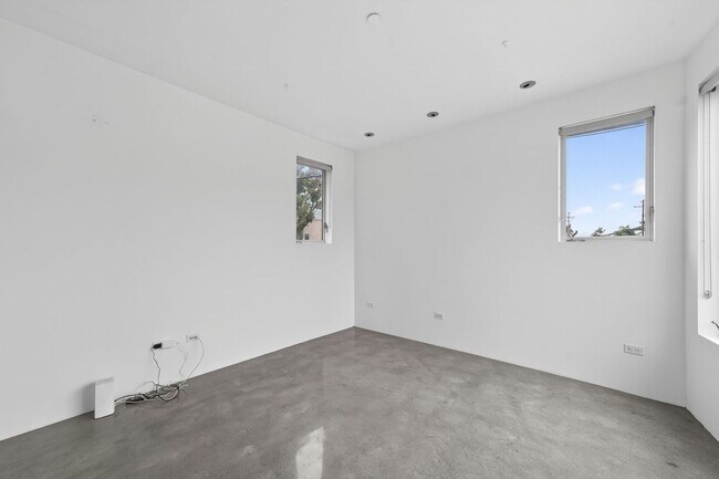 Building Photo - Discover this striking 3 bedroom apartment for rent in Venice, offering 4 bathrooms, contemporary...