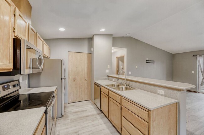 Building Photo - 2BR/2BA Everett Condo: Fresh Updates + Gated Access!