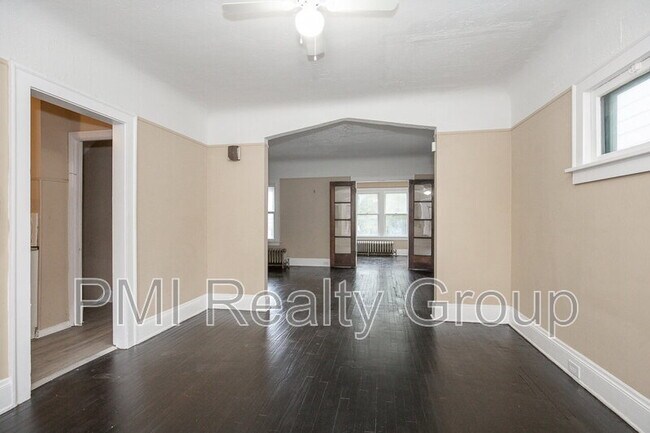 Building Photo - 888 Evangeline Rd