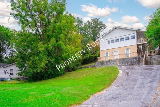 Building Photo - 911 W Pine St