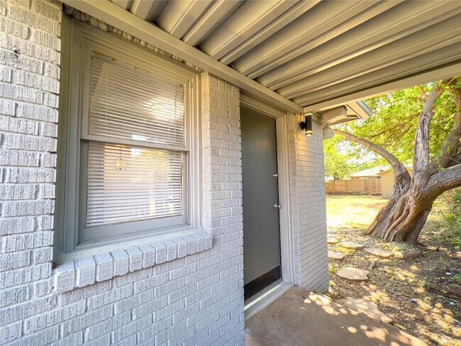Building Photo - 2022 NW 33rd St