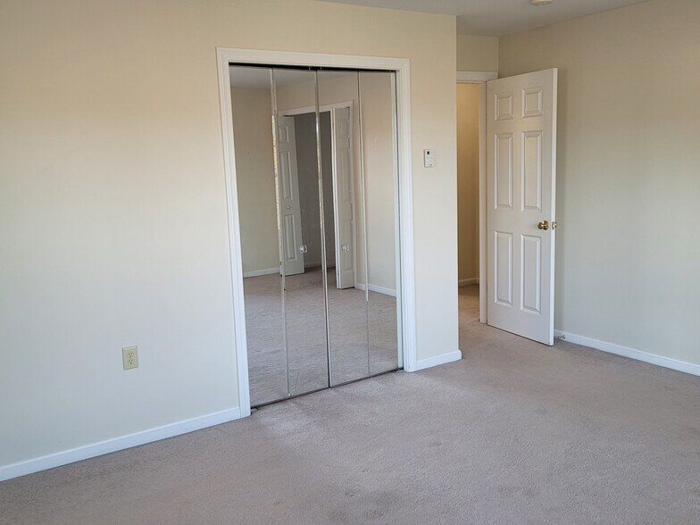 Building Photo - 10 Lupine Rd