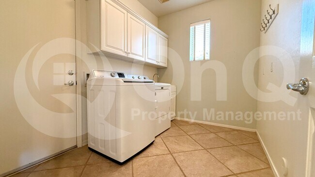 Building Photo - 2131 E Yellowstone Pl