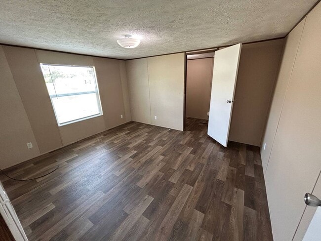 Building Photo - 1501 Bunnys Dr