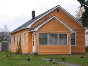 Building Photo - 2 bedroom 1 bathroom home in beautiful Blaine!