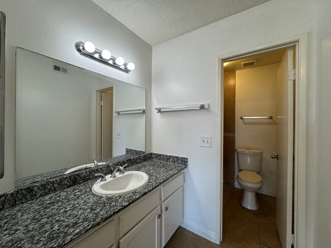 Building Photo - Spacious 3-Bed, 1-Bath Condo with Granite ...