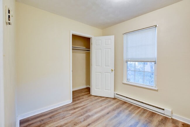 Building Photo - 3 Bedroom 1 Bathroom