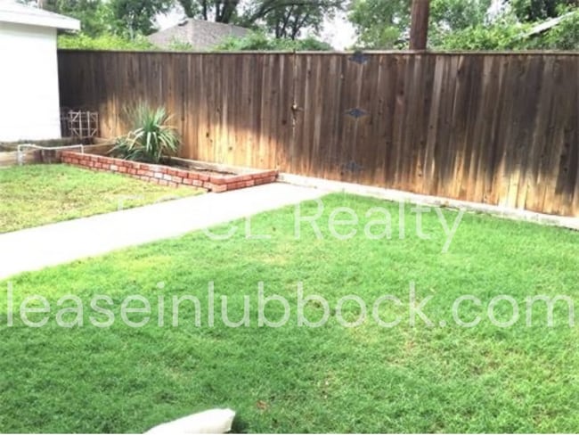 Building Photo - Large 3 bed 2 bath, Walking Distance to Tech