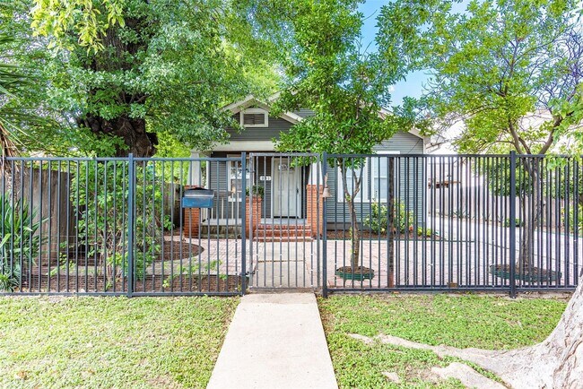 Building Photo - 231 Cody St