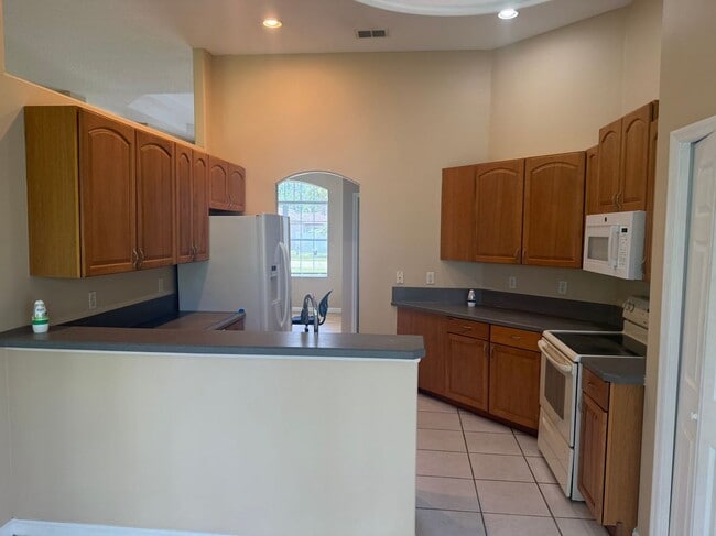 Building Photo - 18 Poinbury Dr
