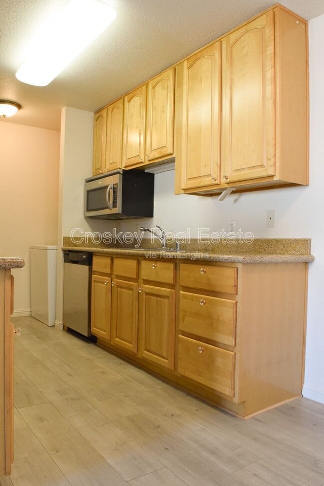 Building Photo - 2225 Lakeview Cir