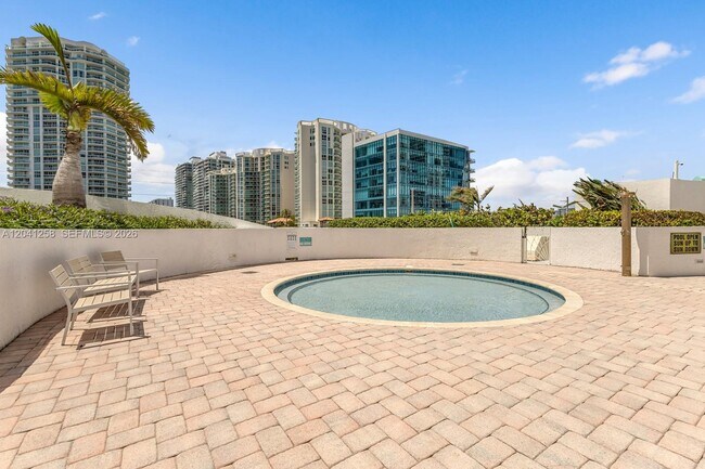 Building Photo - 16445 Collins Ave