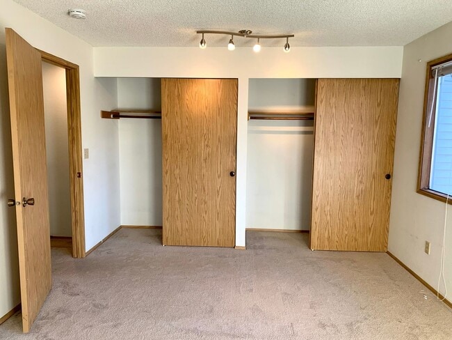 Building Photo - Spacious 2 Bedroom Condo - Located Near Seattle University