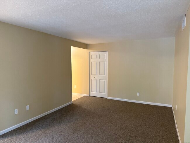 Building Photo - 25 Woodsedge Dr
