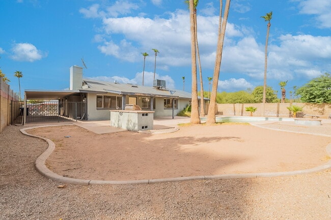 Building Photo - 2543 E Huntington Dr