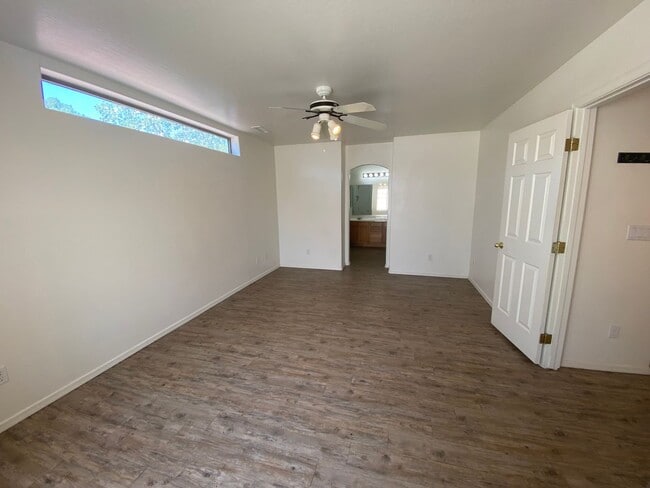 Building Photo - 2045 Sequoia Dr