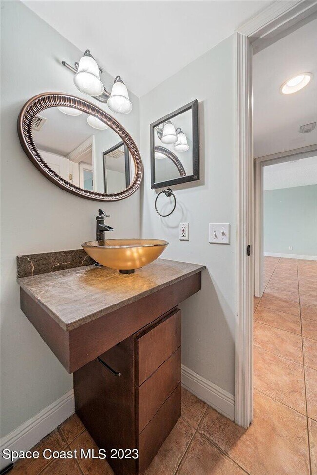 Building Photo - 1321 S Miramar Ave