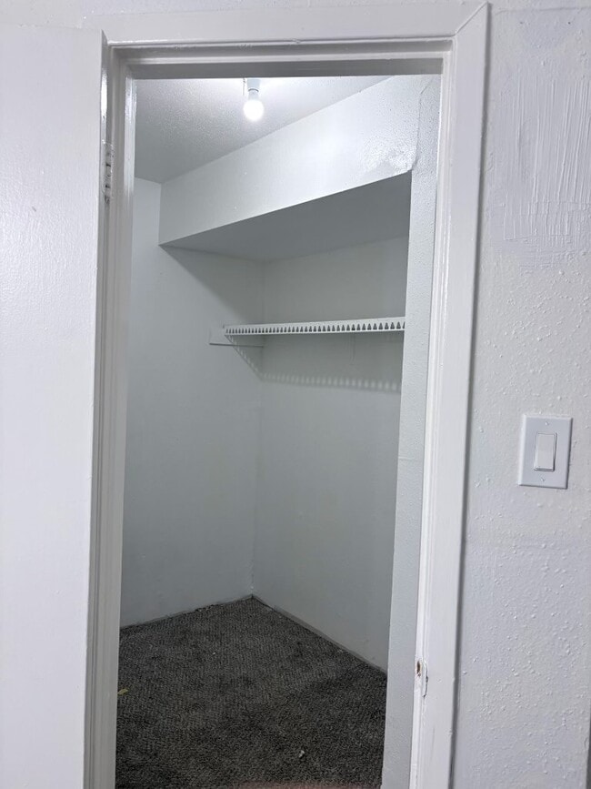 Building Photo - 5625 Antoine Dr
