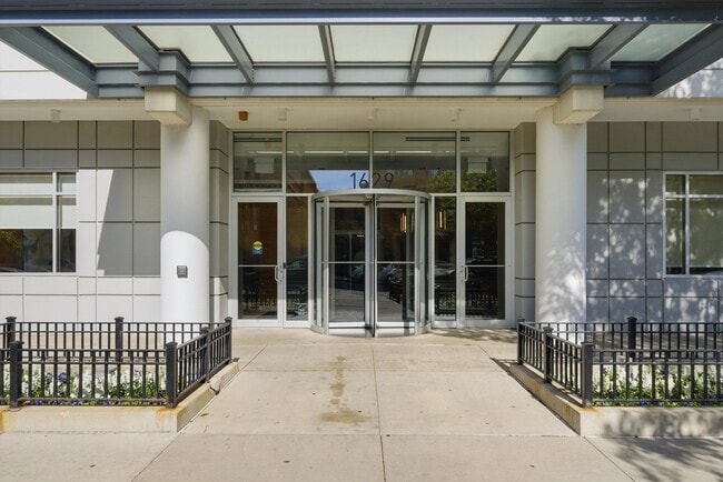 Building Photo - 1629 S Prairie Ave