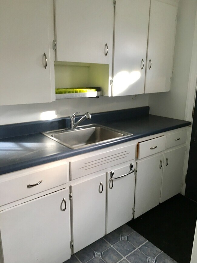 Building Photo - 310-312 Henry SE