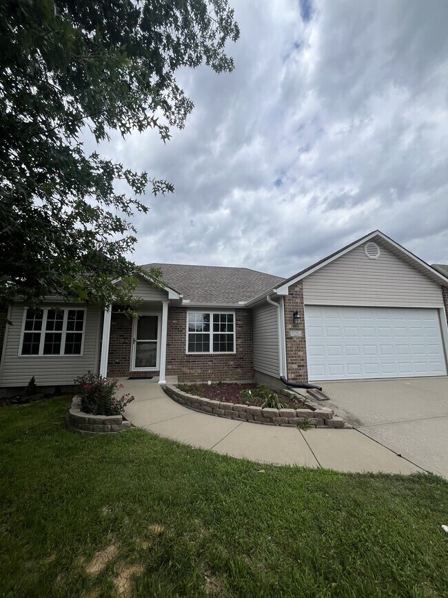 Building Photo - 723 Iron Horse Dr