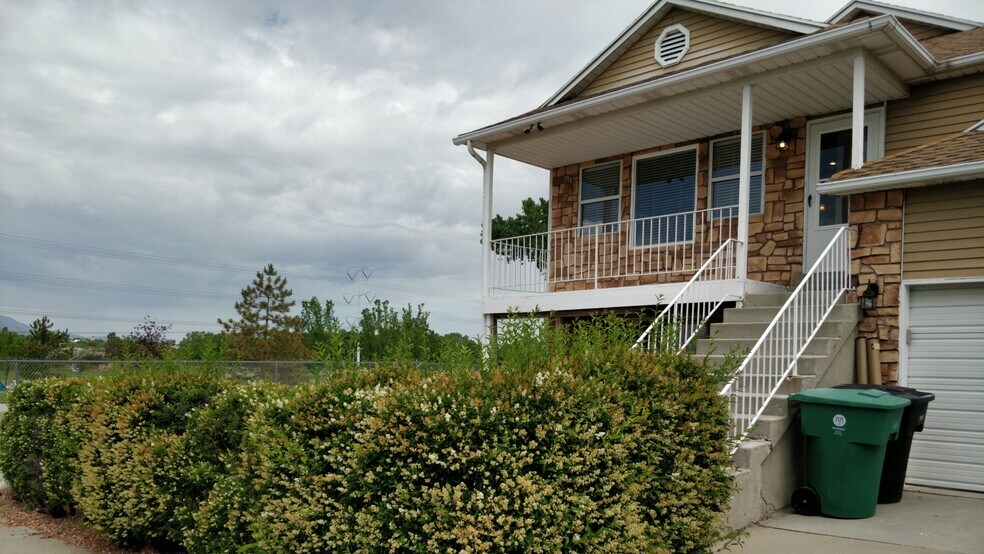 Unit 1 - 940 W Red Oaks Dr