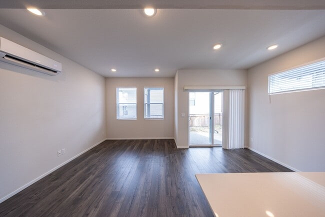 Building Photo - 6313 NE 61st Ave