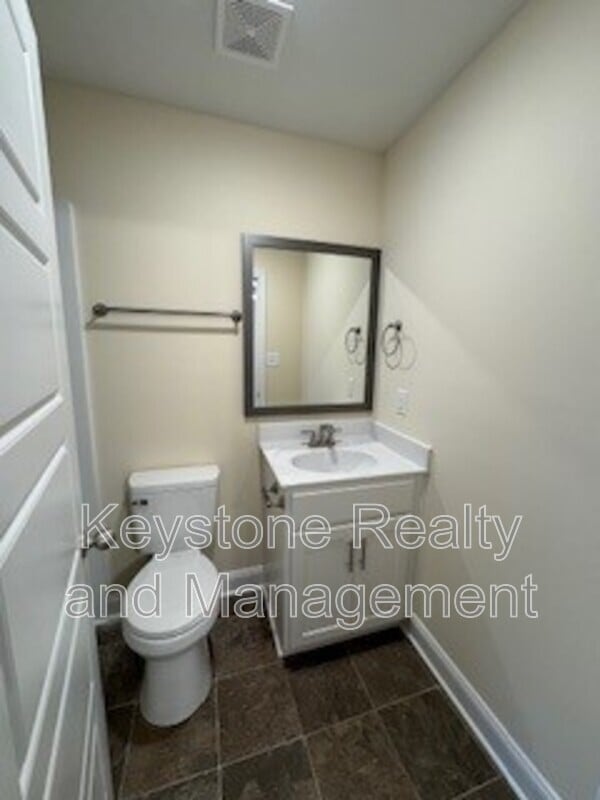 Building Photo - 304 Jennifer St